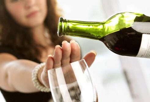 Deklica ji ne dovoli, da bi svoje vino nalila v kozarec