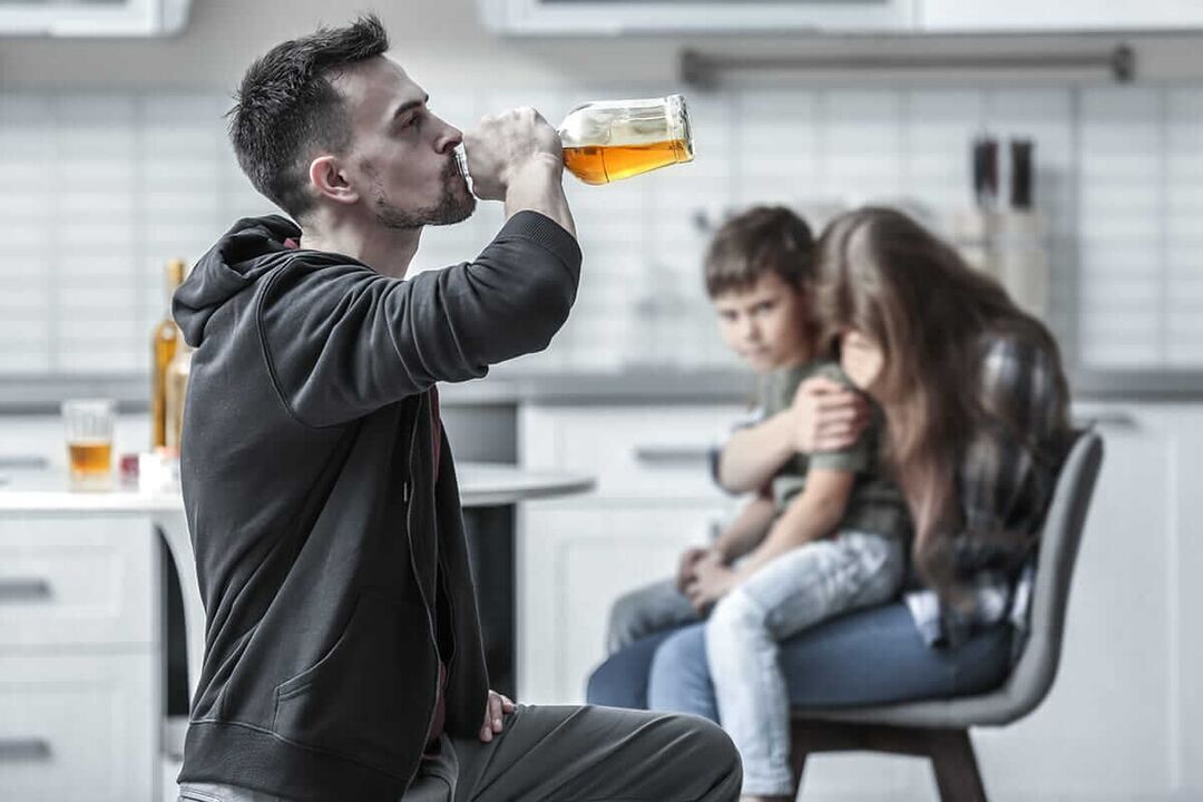 Moški alkoholizem lahko uniči družino