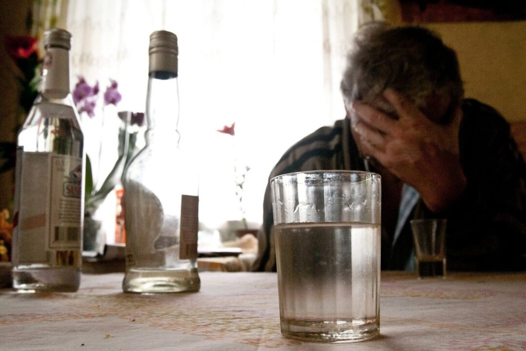 Pomanjkanje nadzora nad količino pitja je znak razvoja alkoholizma
